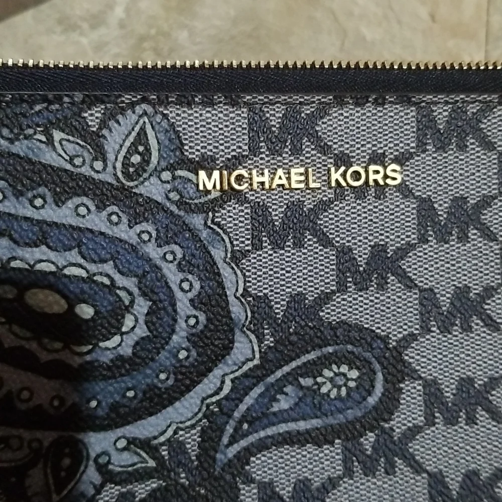 Michael kors wristlet. - Picture 2 of 8
